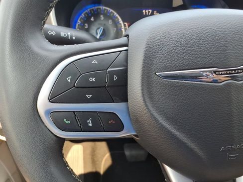 Used 2023 Chrysler Pacifica Touring-L FWD image 20