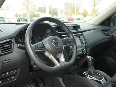 Used 2019 Nissan Rogue SL image 2