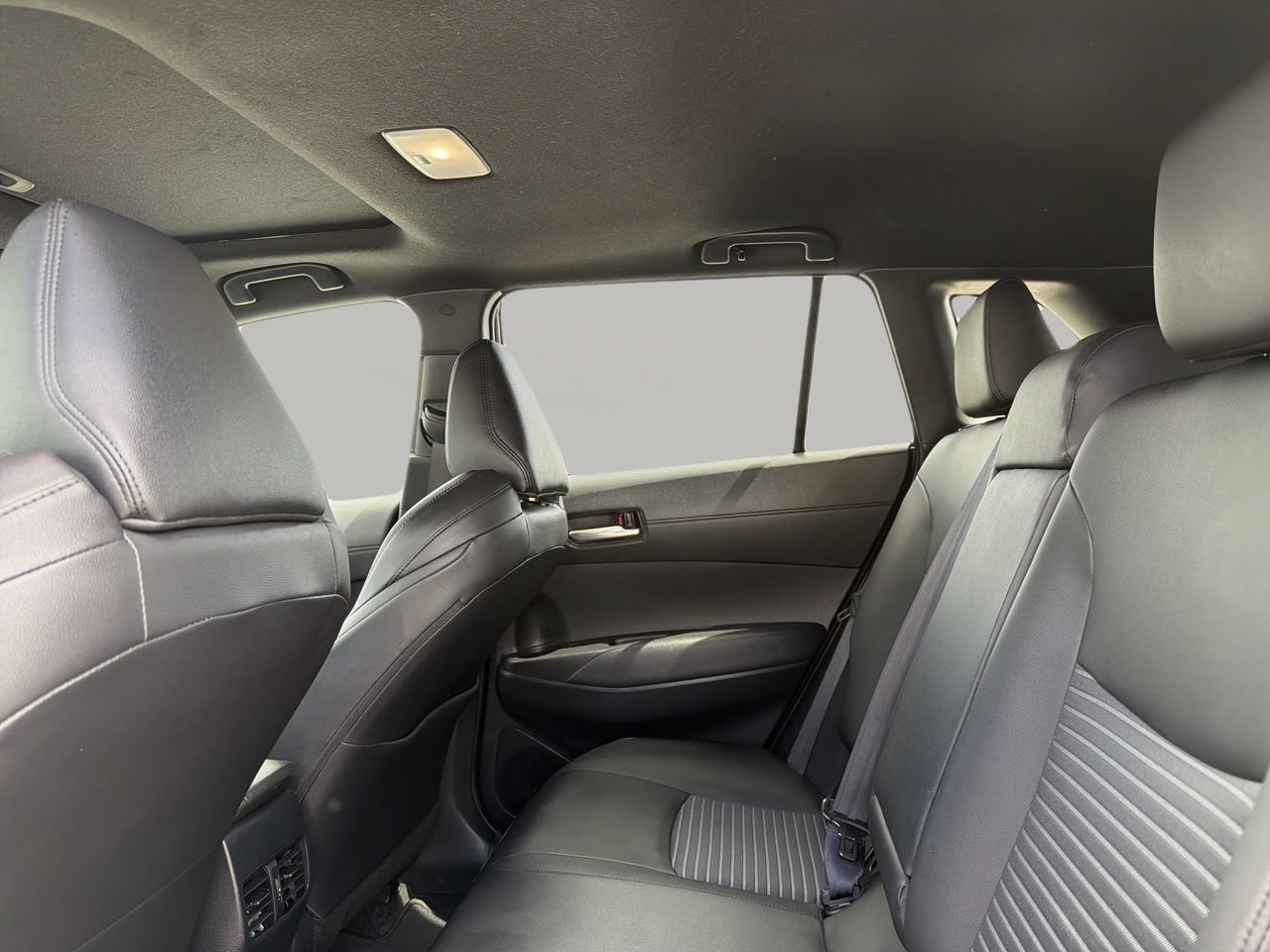 Used 2024 Toyota Corolla Cross AWD Hybrid w/ Convenience Package image 17