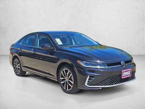 Used 2025 Volkswagen Jetta SE FWD image 3