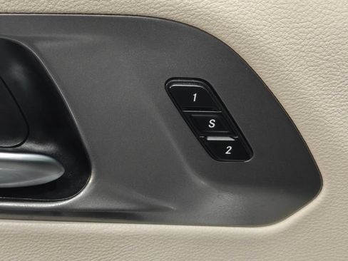 Used 2024 Chrysler Pacifica Touring-L FWD image 54
