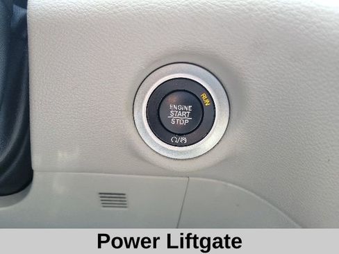 Used 2023 Chrysler Pacifica Touring-L FWD image 7