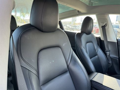 Used 2022 Tesla Model 3 Standard Range image 16