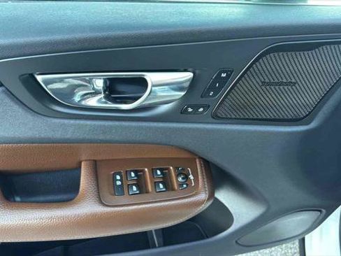 Used 2019 Volvo XC60 T5 Momentum w/ Multimedia Package image 15