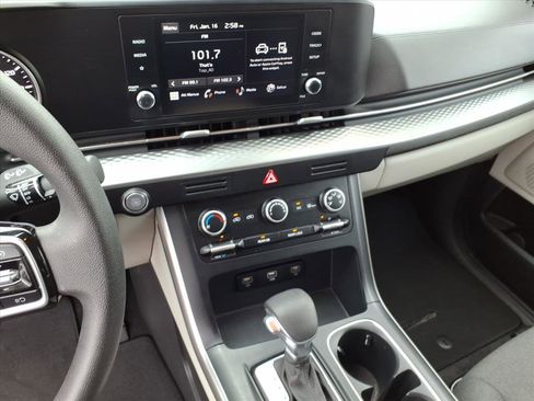 Used 2023 Kia Carnival LX image 25