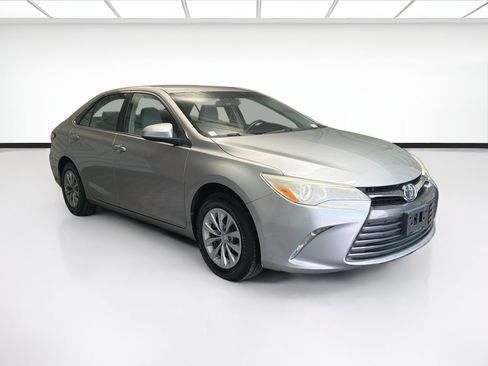 Used 2016 Toyota Camry LE FWD image 3