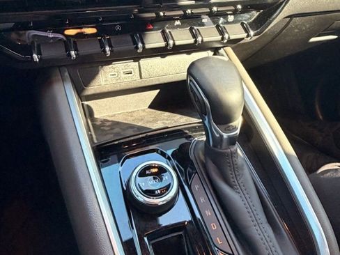 Used 2024 Chevrolet Colorado ZR2 w/ Technology Package image 9