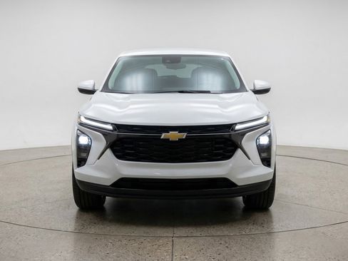 Used 2025 Chevrolet Blazer LT FWD image 2