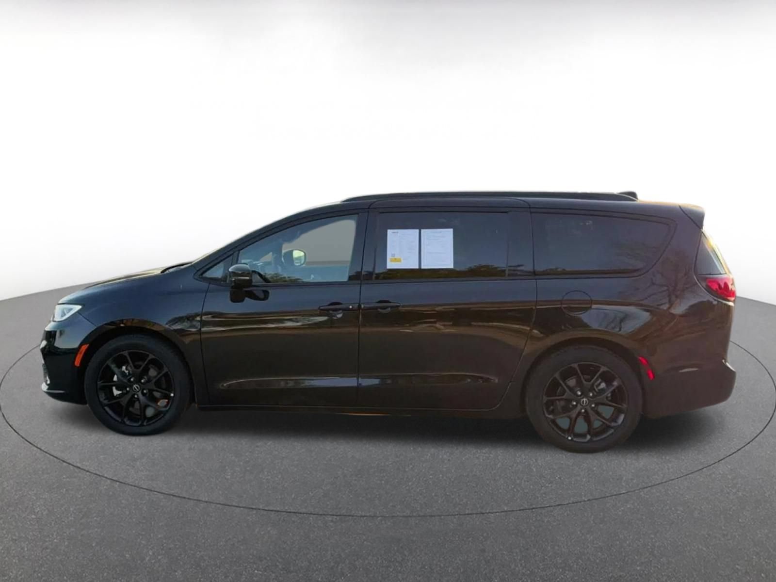 Used 2025 Chrysler Pacifica Limited FWD image 8