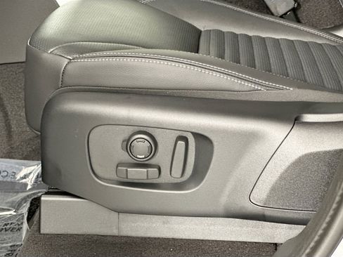 Used 2025 Land Rover Discovery S image 18