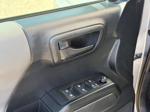 Used 2019 Toyota Tacoma SR AWD/4WD image 18