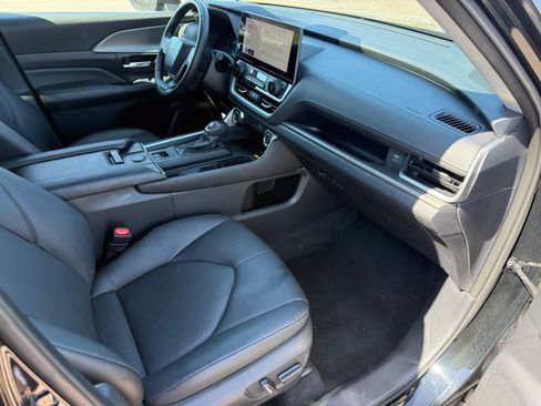 Used 2025 Toyota Grand Highlander AWD image 29