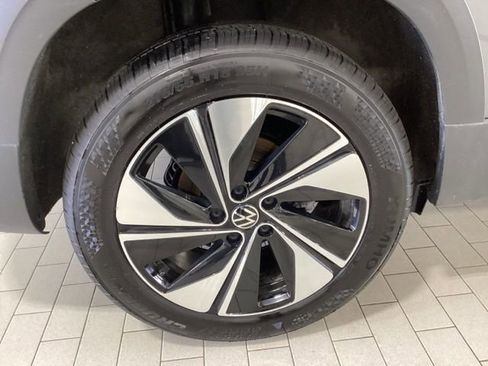 Used 2025 Volkswagen Taos SE w/ Panoramic Sunroof Package image 28