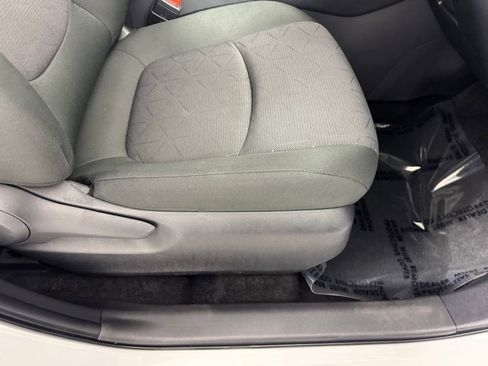 Used 2025 Toyota RAV4 XLE AWD/4WD image 33