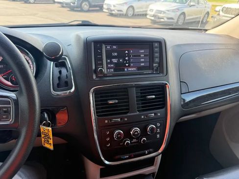 Used 2019 Dodge Grand Caravan SE FWD image 16