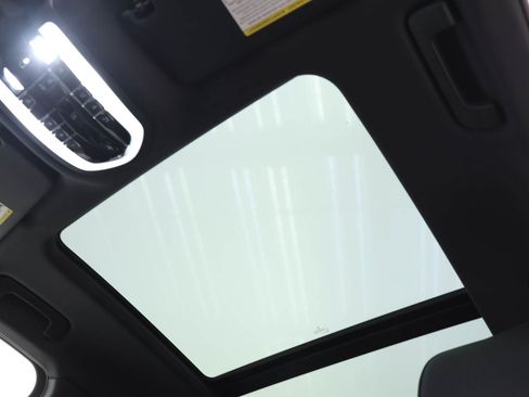 Certified 2024 Porsche Macan image 20