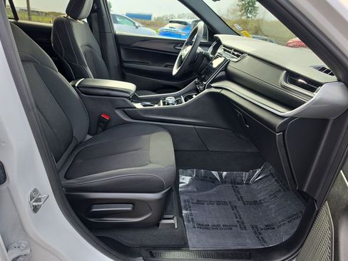 Used 2025 Jeep Grand Cherokee Laredo w/ Luxury Tech Group I AWD/4WD image 29