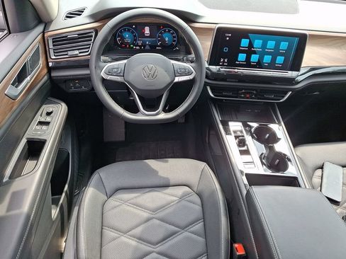 Used 2025 Volkswagen Atlas SE FWD image 13