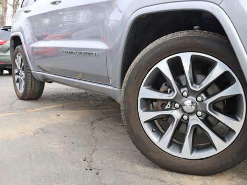 Used 2017 Jeep Grand Cherokee Overland AWD/4WD image 5