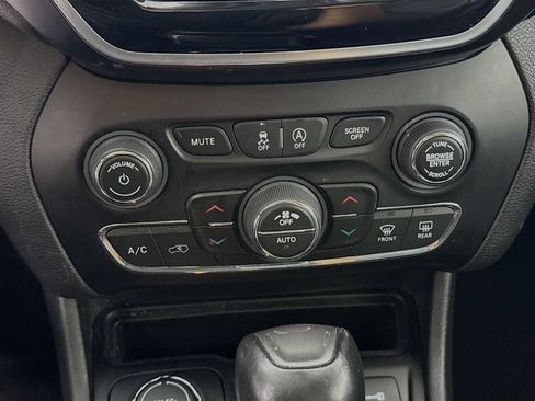Used 2019 Jeep Cherokee Limited AWD/4WD image 11