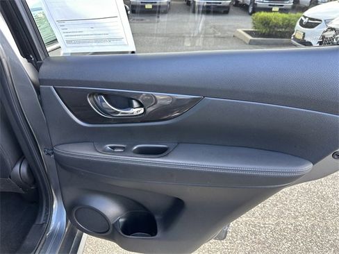 Used 2020 Nissan Rogue SV image 39