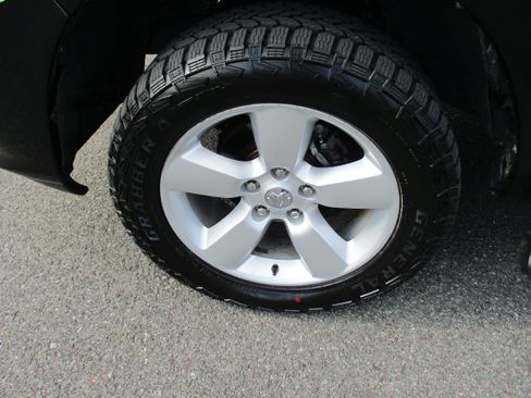 Used 2018 RAM 1500 Express w/ Black Ram 1500 Express Group AWD/4WD image 9