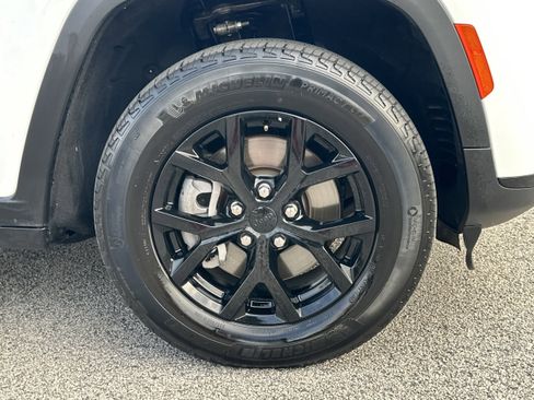 Used 2024 Jeep Grand Cherokee L Laredo image 12