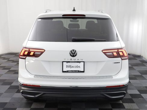 Certified 2023 Volkswagen Tiguan SE w/ Panoramic Sunroof Package AWD/4WD image 16