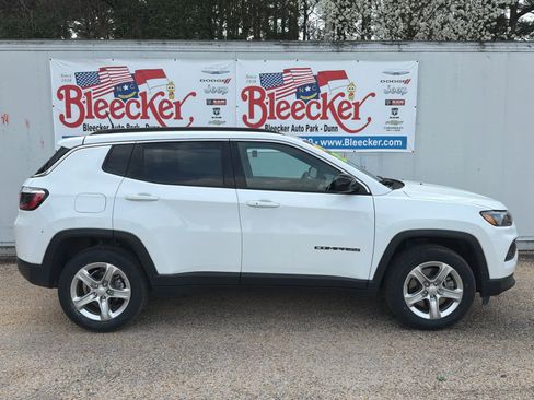 Used 2024 Jeep Compass Latitude image 2