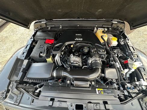 Used 2018 Jeep Wrangler Unlimited Sahara w/ Dual Top Group AWD/4WD image 28