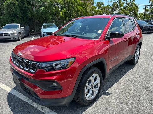 Used 2025 Jeep Compass Latitude AWD/4WD image 3