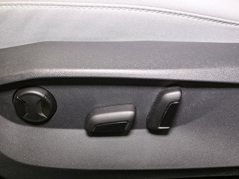 Certified 2023 Volkswagen Taos SE w/ Panoramic Sunroof Package image 42