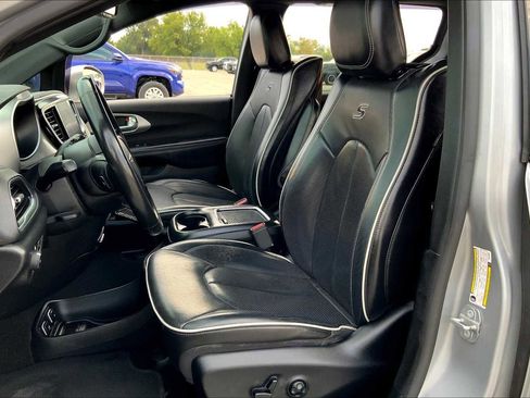 Used 2019 Chrysler Pacifica Limited w/ Advanced Safetytec Group FWD image 8