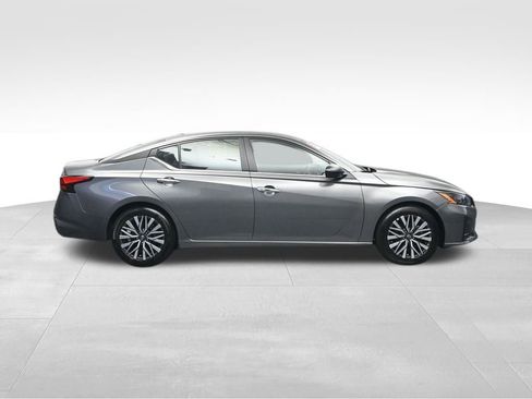 Used 2025 Nissan Altima 2.5 SV FWD image 6