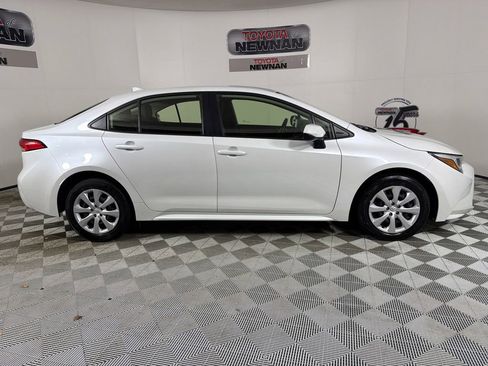 Used 2025 Toyota Corolla LE image 2
