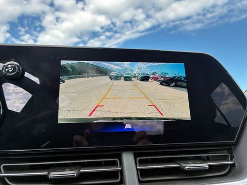 Used 2025 Chevrolet Trax LT w/ LT Convenience Package image 22