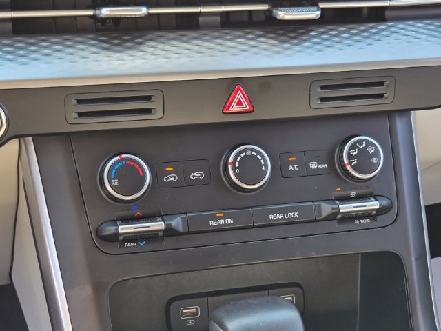 Used 2024 Kia Carnival LX FWD image 28
