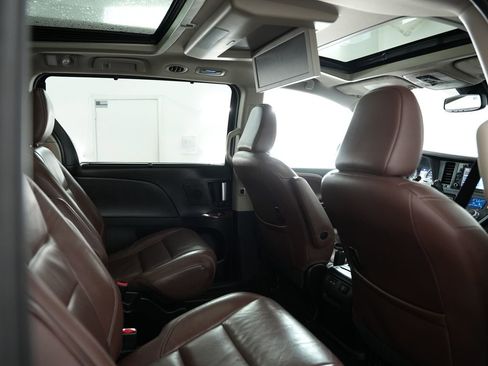 Used 2018 Toyota Sienna Limited Premium image 40