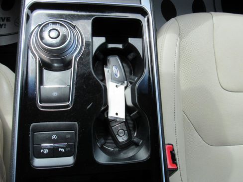 Used 2020 Ford Edge Titanium w/ Equipment Group 301A AWD/4WD image 21