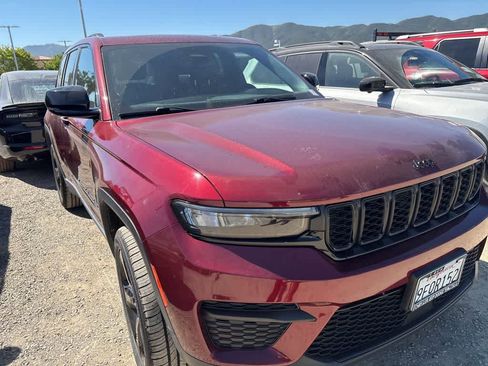 Used 2023 Jeep Grand Cherokee Altitude image 3