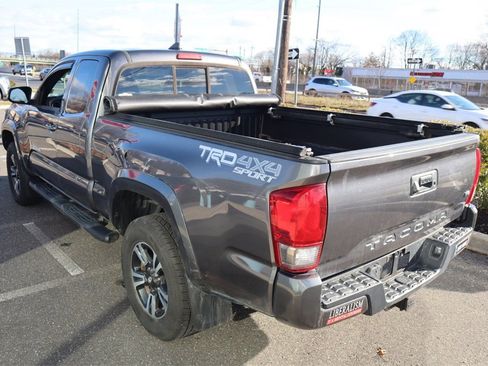 Used 2017 Toyota Tacoma TRD Sport image 8