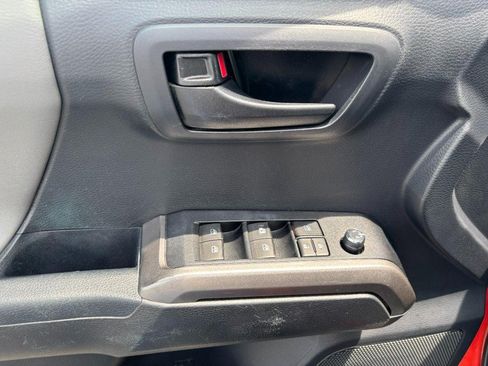 Used 2018 Toyota Tacoma SR5 AWD/4WD image 14