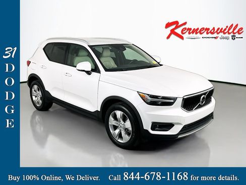 Used 2021 Volvo XC40 T4 Momentum FWD image 1