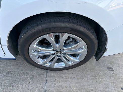 Used 2024 Toyota Sienna Platinum FWD image 11