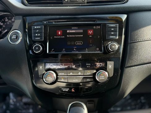 Used 2018 Nissan Rogue SV AWD/4WD image 24