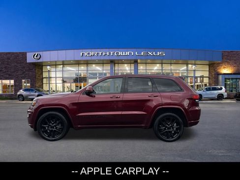 Used 2018 Jeep Grand Cherokee Laredo AWD/4WD image 2