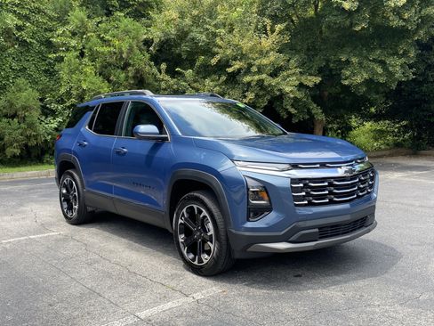 Used 2026 Chevrolet Equinox LT w/ Safety and Technology Package FWD image 2