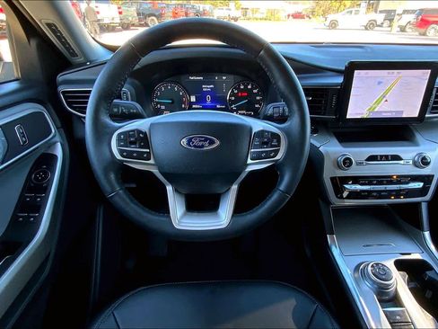 Used 2022 Ford Explorer XLT w/ Equipment Group 202A image 5