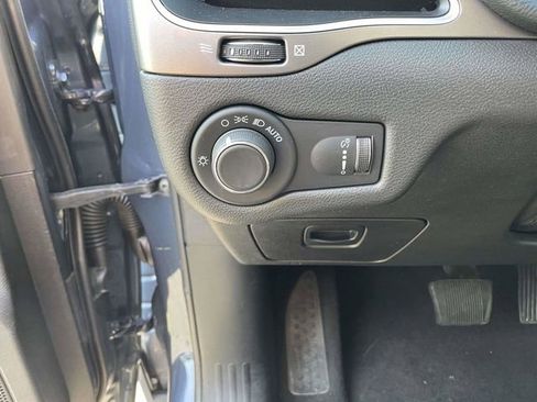 Used 2020 Jeep Cherokee Latitude w/ Cold Weather Group AWD/4WD image 21