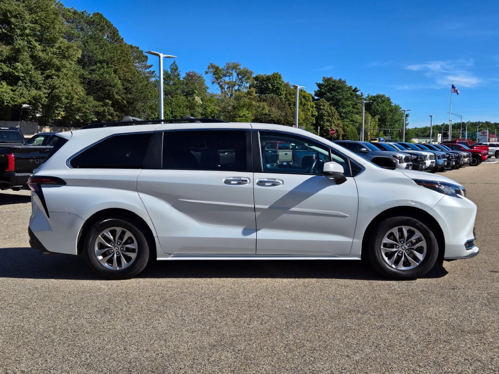 Used 2023 Toyota Sienna XLE AWD/4WD image 7